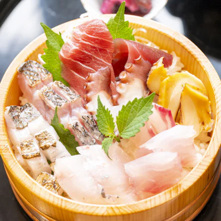 【三崎】釣り女子が仕入れる海鮮丼!「漁師のいえ 紫季」の毎週変わる10種盛りの紫季丼